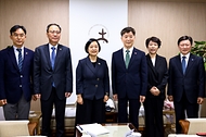 한성숙 국무총리가 7월 22일 서울 종로구 한국기독교회관을 방문, 박승렬 한국기독교교회협의회 총무와 기념 촬영하고 있다.