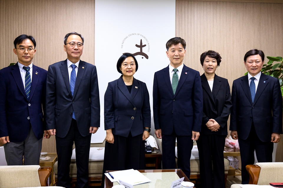 한성숙 국무총리가 7월 22일 서울 종로구 한국기독교회관을 방문, 박승렬 한국기독교교회협의회 총무와 기념 촬영하고 있다.