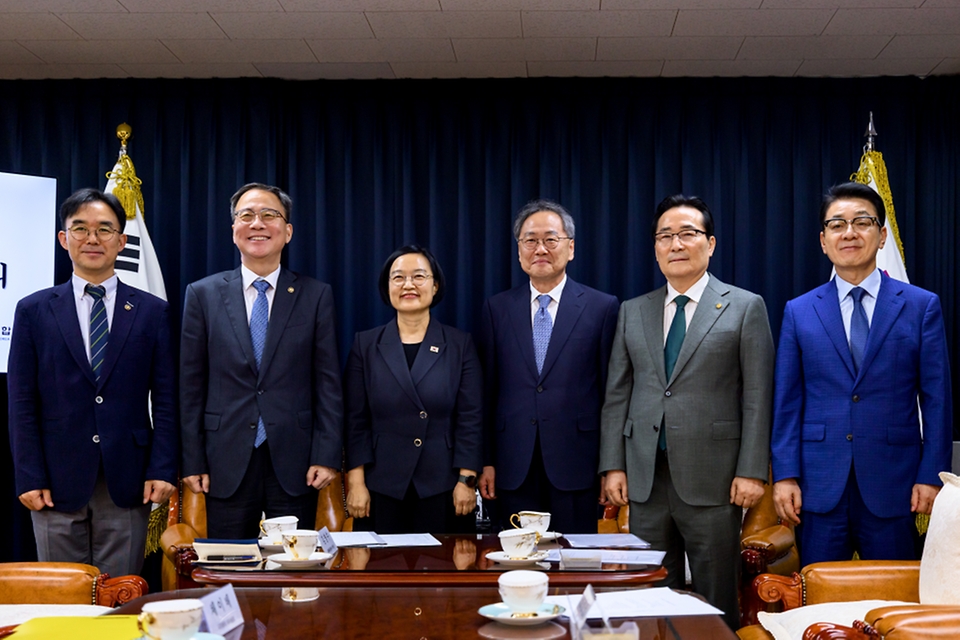 한성숙 국무총리가 7월 22일 서울 종로구 한국기독교회관을 방문, 김정석 한국교회총연합회 대표회장과 대화하고 있다.