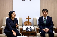 한성숙 국무총리가 7월 22일 서울 종로구 한국기독교회관을 방문, 박승렬 한국기독교교회협의회 총무와 기념 촬영하고 있다.