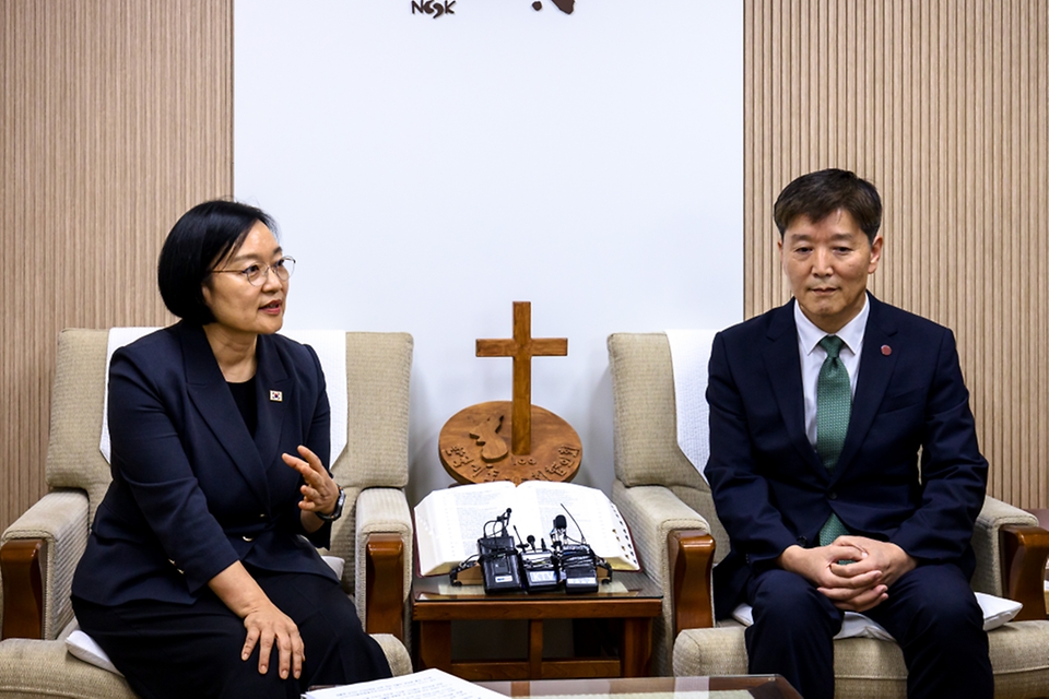 한성숙 국무총리가 7월 22일 서울 종로구 한국기독교회관을 방문, 박승렬 한국기독교교회협의회 총무와 기념 촬영하고 있다.