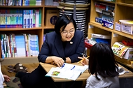 한성숙 국무총리가 7월 22일 서울 마포구 마포구 지역아동센터 나눔공부방을 방문해, 아동돌봄시설 이용 아동들과 소통하고, 관계자 간담회를 진행하고 있다.