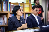 한성숙 국무총리가 7월 22일 서울 마포구 마포구 지역아동센터 나눔공부방을 방문해, 아동돌봄시설 이용 아동들과 소통하고, 관계자 간담회를 진행하고 있다.