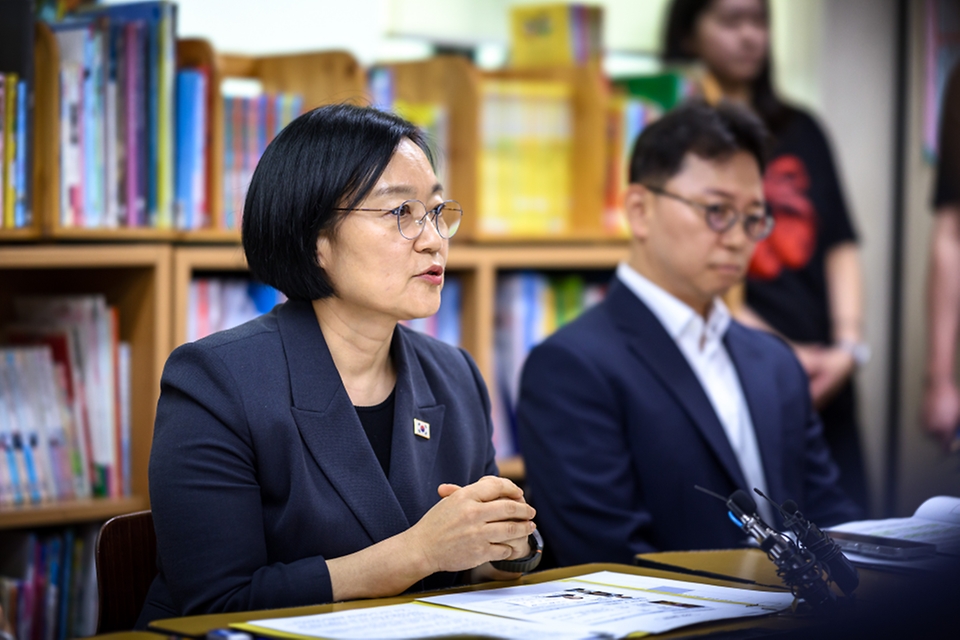 한성숙 국무총리가 7월 22일 서울 마포구 마포구 지역아동센터 나눔공부방을 방문해, 아동돌봄시설 이용 아동들과 소통하고, 관계자 간담회를 진행하고 있다.