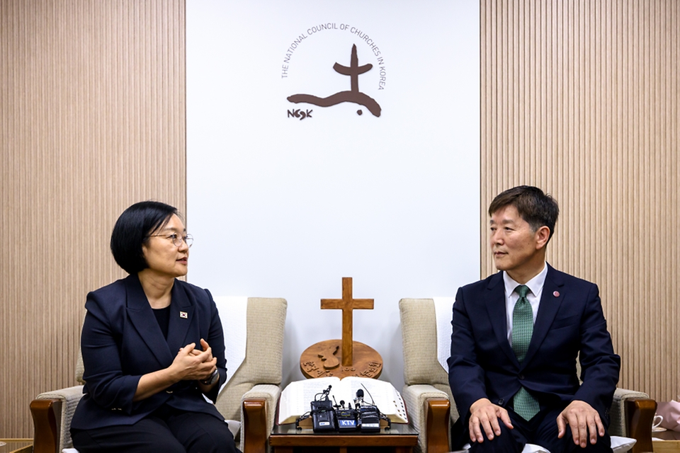 한성숙 국무총리가 7월 22일 서울 종로구 한국기독교회관을 방문, 박승렬 한국기독교교회협의회 총무와 기념 촬영하고 있다.