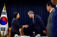 한성숙 국무총리가 7월 22일 서울 종로구 한국기독교회관을 방문, 김정석 한국교회총연합회 대표회장과 대화하고 있다.