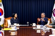한성숙 국무총리가 7월 22일 서울 종로구 한국기독교회관을 방문, 김정석 한국교회총연합회 대표회장과 대화하고 있다.