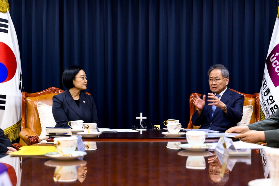 한성숙 국무총리가 7월 22일 서울 종로구 한국기독교회관을 방문, 김정석 한국교회총연합회 대표회장과 대화하고 있다.