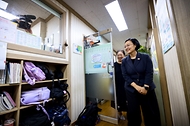 한성숙 국무총리가 7월 22일 서울 마포구 마포구 지역아동센터 나눔공부방을 방문해, 아동돌봄시설 이용 아동들과 소통하고, 관계자 간담회를 진행하고 있다.