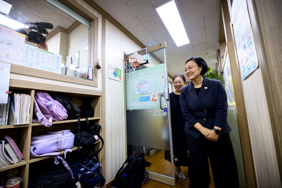 한성숙 국무총리가 7월 22일 서울 마포구 마포구 지역아동센터 나눔공부방을 방문해, 아동돌봄시설 이용 아동들과 소통하고, 관계자 간담회를 진행하고 있다.