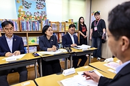 한성숙 국무총리가 7월 22일 서울 마포구 마포구 지역아동센터 나눔공부방을 방문해, 아동돌봄시설 이용 아동들과 소통하고, 관계자 간담회를 진행하고 있다.