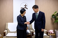 한성숙 국무총리가 7월 22일 서울 종로구 한국기독교회관을 방문, 박승렬 한국기독교교회협의회 총무와 기념 촬영하고 있다.