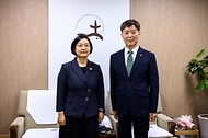 한성숙 국무총리가 7월 22일 서울 종로구 한국기독교회관을 방문, 박승렬 한국기독교교회협의회 총무와 기념 촬영하고 있다.