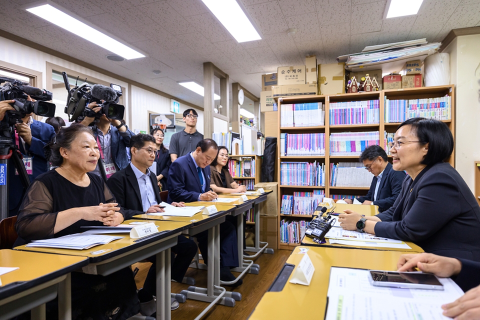 한성숙 국무총리가 7월 22일 서울 마포구 마포구 지역아동센터 나눔공부방을 방문해, 아동돌봄시설 이용 아동들과 소통하고, 관계자 간담회를 진행하고 있다.