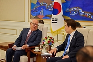 이재명 대통령이 7월 22일 청와대에서 열린 주한대사 신임장 제정식 후 요바니 벨라스케스 킨테로 주한 콜롬비아 대사와 환담을 나누고 있다.