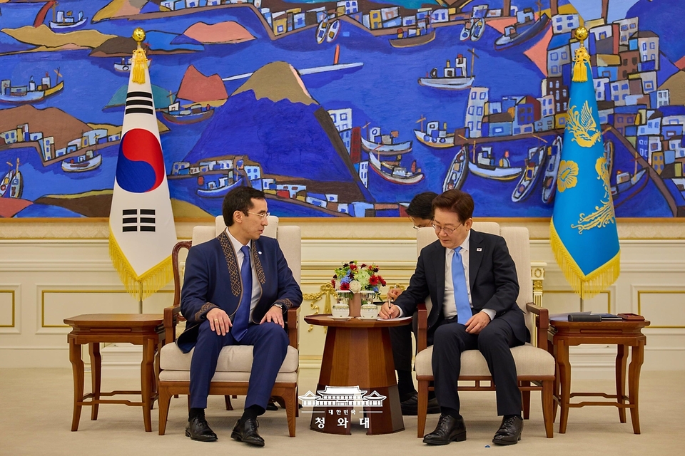 이재명 대통령이 7월 22일 청와대에서 열린 주한대사 신임장 제정식 후 아세트 이센알리 주한 카자흐스탄 대사와 환담을 나누고 있다.