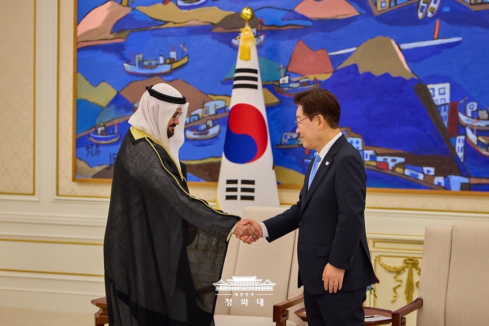 이재명 대통령이 7월 22일 청와대에서 열린 주한대사 신임장 제정식 후 아잠 알-아스포르 주한 쿠웨이트 대사와 인사하고 있다.