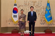 이재명 대통령이 7월 22일 청와대에서 열린 주한대사 신임장 제정식에서 까이마니 오라분 주한 라오스 대사로부터 신임장을 받은 뒤 기념 촬영을 하고 있다.