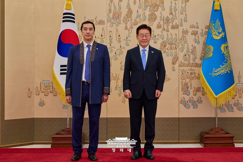 이재명 대통령이 7월 22일 청와대에서 열린 주한대사 신임장 제정식에서 아세트 이센알리 주한 카자흐스탄 대사로부터 신임장을 받은 뒤 기념 촬영을 하고 있다.