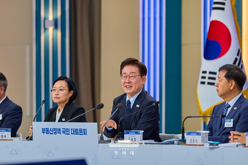 이재명 대통령이 7월 23일 서울 여의도 KBS 별관에서 열린 부동산정책 국민 대토론회에서 발언하고 있다.