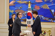 이재명 대통령이 7월 22일 청와대에서 열린 주한대사 신임장 제정식 후 페르난도 메이렐리스 피멘테우 주한 브라질 대사와 인사하고 있다.
