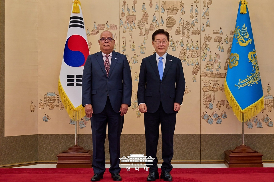 이재명 대통령이 7월 22일 청와대에서 열린 주한대사 신임장 제정식에서 요바니 벨라스케스 킨테로 주한 콜롬비아 대사로부터 신임장을 받은 뒤 기념 촬영을 하고 있다.