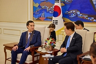 이재명 대통령이 7월 22일 청와대에서 열린 주한대사 신임장 제정식 후 아세트 이센알리 주한 카자흐스탄 대사와 환담을 나누고 있다.