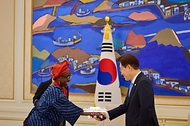 이재명 대통령이 7월 22일 청와대에서 열린 주한대사 신임장 제정식 후 노라 라디 다두트 주한 나이지리아 대사와 인사하고 있다.