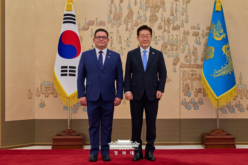 이재명 대통령이 7월 22일 청와대에서 열린 주한대사 신임장 제정식에서 페데리코 게레로 주한 엘살바도르 대사로부터 신임장을 받은 뒤 기념 촬영을 하고 있다.