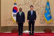 이재명 대통령이 7월 22일 청와대에서 열린 주한대사 신임장 제정식에서 노엘 엠마누엘 카간다 주한 탄자니아 대사로부터 신임장을 받은 뒤 기념 촬영을 하고 있다.