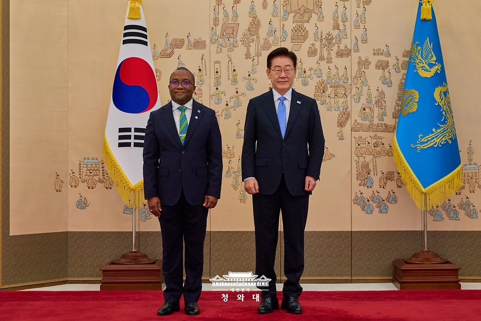 이재명 대통령이 7월 22일 청와대에서 열린 주한대사 신임장 제정식에서 노엘 엠마누엘 카간다 주한 탄자니아 대사로부터 신임장을 받은 뒤 기념 촬영을 하고 있다.