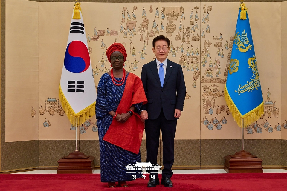 이재명 대통령이 7월 22일 청와대에서 열린 주한대사 신임장 제정식에서 노라 라디 다두트 주한 나이지리아 대사로부터 신임장을 받은 뒤 기념 촬영을 하고 있다.