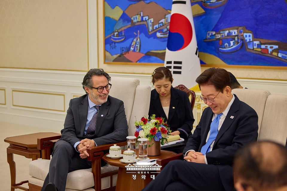이재명 대통령이 7월 22일 청와대에서 열린 주한대사 신임장 제정식 후 페르난도 메이렐리스 피멘테우 주한 브라질 대사와 환담을 나누고 있다.