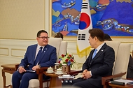 이재명 대통령이 7월 22일 청와대에서 열린 주한대사 신임장 제정식 후 페데리코 게레로 주한 엘살바도르 대사와 환담을 나누고 있다.