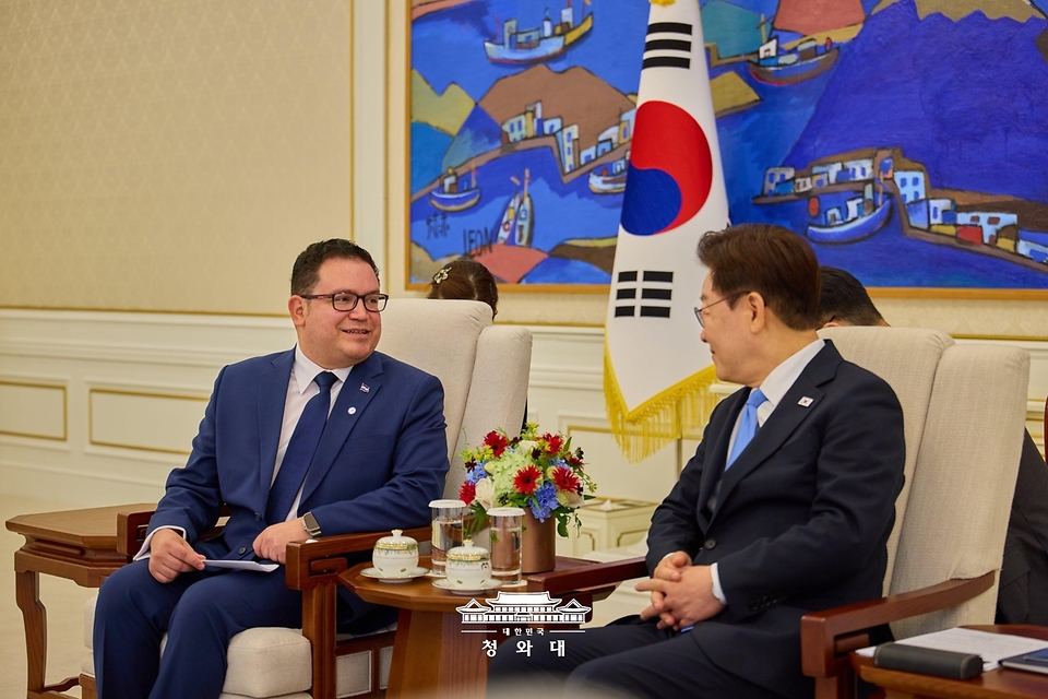 이재명 대통령이 7월 22일 청와대에서 열린 주한대사 신임장 제정식 후 페데리코 게레로 주한 엘살바도르 대사와 환담을 나누고 있다.
