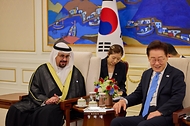 이재명 대통령이 7월 22일 청와대에서 열린 주한대사 신임장 제정식 후 아잠 알-아스포르 주한 쿠웨이트 대사와 환담을 나누고 있다.