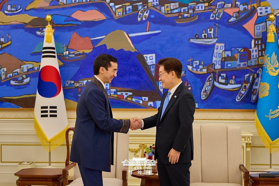 이재명 대통령이 7월 22일 청와대에서 열린 주한대사 신임장 제정식 후 아세트 이센알리 주한 카자흐스탄 대사와 인사하고 있다.