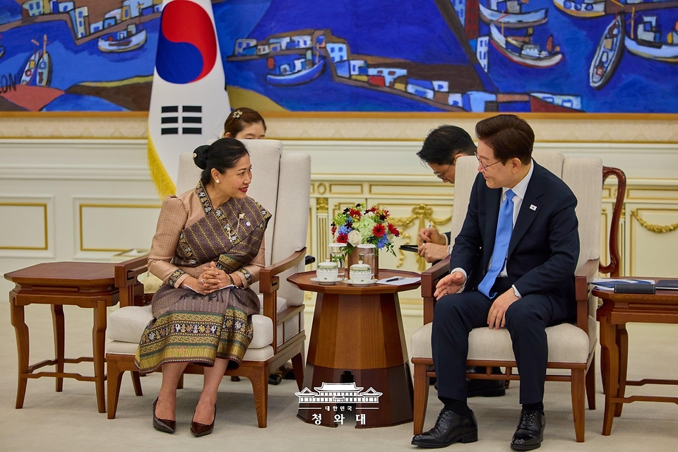 이재명 대통령이 7월 22일 청와대에서 열린 주한대사 신임장 제정식 후 까이마니 오라분 주한 라오스 대사와 환담을 나누고 있다.