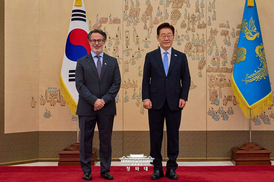 이재명 대통령이 7월 22일 청와대에서 열린 주한대사 신임장 제정식에서 페르난도 메이렐리스 피멘테우 주한 브라질 대사로부터 신임장을 받은 뒤 기념 촬영을 하고 있다.