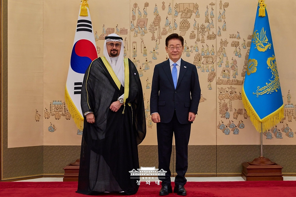 이재명 대통령이 7월 22일 청와대에서 열린 주한대사 신임장 제정식에서 아잠 알-아스포르 주한 쿠웨이트 대사로부터 신임장을 받은 뒤 기념 촬영을 하고 있다.