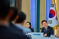 이재명 대통령이 7월 23일 서울 여의도 KBS 별관에서 열린 부동산정책 국민 대토론회에서 참석자의 발언을 듣고 있다.