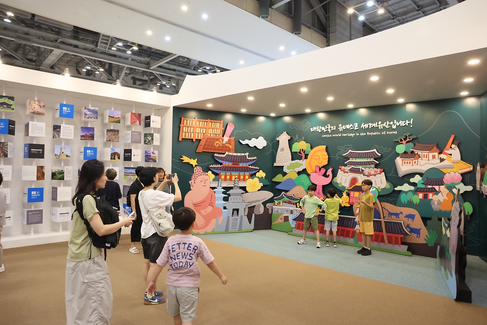 23일 부산 벡스코에서 열린 제48차 유네스코 세계유산위원회 개최국 공식 전시관 ‘대한민국관(K-Heritage House)’에서 관람객들이 전시품을 둘러보고 있다. 대한민국 세계유산과 개최도시 부산을 소개하는 ‘유산의 과거·현재·미래’, 국가무형유산 공연과 시연이 펼쳐지는 ‘살아 있는 무형유산’, 미디어아트와 이머시브 콘텐츠를 활용한 ‘첨단 기술로 만나는 유산’, K-굿즈와 체험 프로그램을 마련한 ‘모두가 함께 즐기는 유산’이다. 한편, 제48차 유네스코 세계유산위원회는 29일까지 부산을 중심으로 열린다.