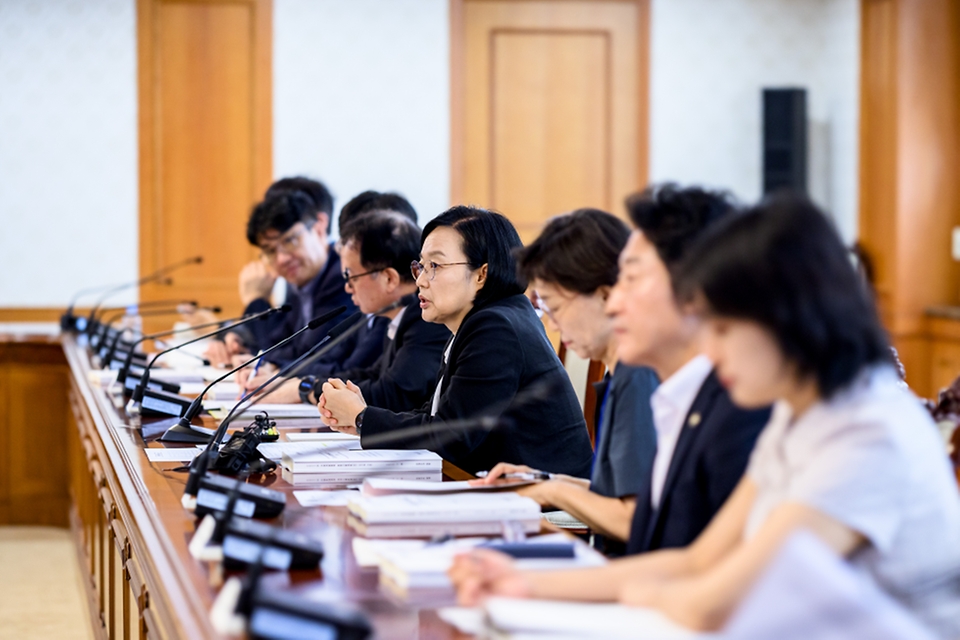 한성숙 국무총리가 7월 23일 서울 종로구 정부서울청사에서 열린 제58차 국제개발협력위원회 회의를 주재하고 있다.