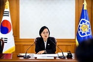 한성숙 국무총리가 7월 23일 서울 종로구 정부서울청사에서 열린 제58차 국제개발협력위원회 회의를 주재하고 있다.