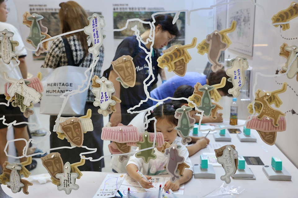 23일 부산 벡스코에서 열린 제48차 유네스코 세계유산위원회 개최국 공식 전시관 ‘대한민국관(K-Heritage House)’에서 관람객들이 전시품을 둘러보고 있다. 대한민국 세계유산과 개최도시 부산을 소개하는 ‘유산의 과거·현재·미래’, 국가무형유산 공연과 시연이 펼쳐지는 ‘살아 있는 무형유산’, 미디어아트와 이머시브 콘텐츠를 활용한 ‘첨단 기술로 만나는 유산’, K-굿즈와 체험 프로그램을 마련한 ‘모두가 함께 즐기는 유산’이다. 한편, 제48차 유네스코 세계유산위원회는 29일까지 부산을 중심으로 열린다.