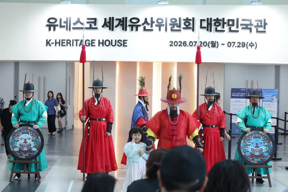 23일 부산 벡스코에서 열린 제48차 유네스코 세계유산위원회 개최국 공식 전시관 ‘대한민국관(K-Heritage House)’에서 관람객들이 기념사진을 찍고 있다. 대한민국 세계유산과 개최도시 부산을 소개하는 ‘유산의 과거·현재·미래’, 국가무형유산 공연과 시연이 펼쳐지는 ‘살아 있는 무형유산’, 미디어아트와 이머시브 콘텐츠를 활용한 ‘첨단 기술로 만나는 유산’, K-굿즈와 체험 프로그램을 마련한 ‘모두가 함께 즐기는 유산’이다. 한편, 제48차 유네스코 세계유산위원회는 29일까지 부산을 중심으로 열린다.