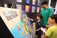 23일 부산 벡스코에서 열린 제48차 유네스코 세계유산위원회 개최국 공식 전시관 ‘대한민국관(K-Heritage House)’에서 관람객들이 전시품을 둘러보고 있다. 대한민국 세계유산과 개최도시 부산을 소개하는 ‘유산의 과거·현재·미래’, 국가무형유산 공연과 시연이 펼쳐지는 ‘살아 있는 무형유산’, 미디어아트와 이머시브 콘텐츠를 활용한 ‘첨단 기술로 만나는 유산’, K-굿즈와 체험 프로그램을 마련한 ‘모두가 함께 즐기는 유산’이다. 한편, 제48차 유네스코 세계유산위원회는 29일까지 부산을 중심으로 열린다.