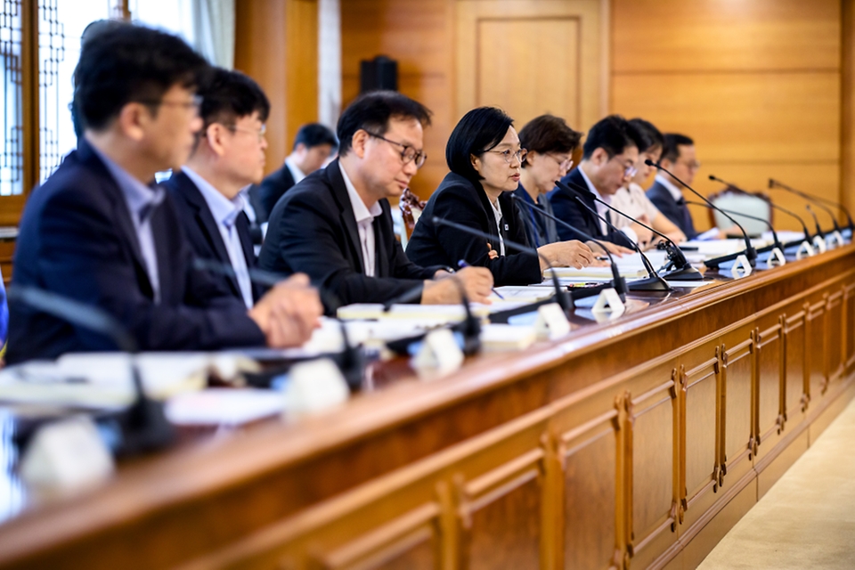 한성숙 국무총리가 7월 23일 서울 종로구 정부서울청사에서 열린 제58차 국제개발협력위원회 회의를 주재하고 있다.