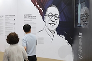 23일 부산 벡스코에서 열린 제48차 유네스코 세계유산위원회 개최국 공식 전시관 ‘대한민국관(K-Heritage House)’에서 관람객들이 전시를 둘러보고 있다. 대한민국 세계유산과 개최도시 부산을 소개하는 ‘유산의 과거·현재·미래’, 국가무형유산 공연과 시연이 펼쳐지는 ‘살아 있는 무형유산’, 미디어아트와 이머시브 콘텐츠를 활용한 ‘첨단 기술로 만나는 유산’, K-굿즈와 체험 프로그램을 마련한 ‘모두가 함께 즐기는 유산’이다. 한편, 제48차 유네스코 세계유산위원회는 29일까지 부산을 중심으로 열린다.