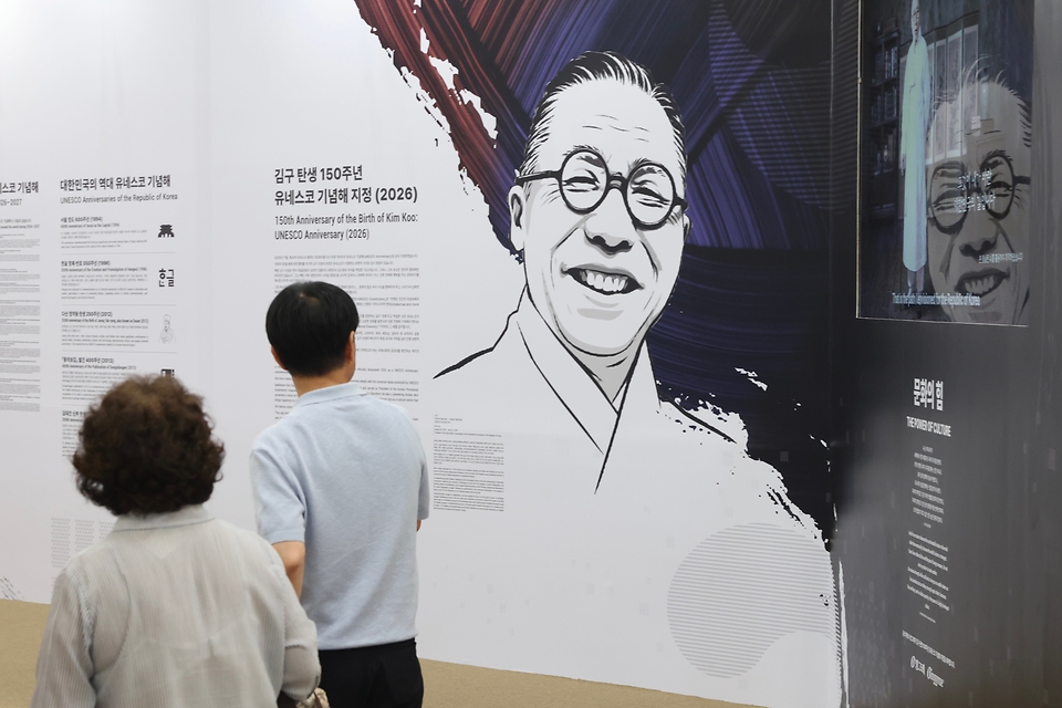 23일 부산 벡스코에서 열린 제48차 유네스코 세계유산위원회 개최국 공식 전시관 ‘대한민국관(K-Heritage House)’에서 관람객들이 전시를 둘러보고 있다. 대한민국 세계유산과 개최도시 부산을 소개하는 ‘유산의 과거·현재·미래’, 국가무형유산 공연과 시연이 펼쳐지는 ‘살아 있는 무형유산’, 미디어아트와 이머시브 콘텐츠를 활용한 ‘첨단 기술로 만나는 유산’, K-굿즈와 체험 프로그램을 마련한 ‘모두가 함께 즐기는 유산’이다. 한편, 제48차 유네스코 세계유산위원회는 29일까지 부산을 중심으로 열린다.